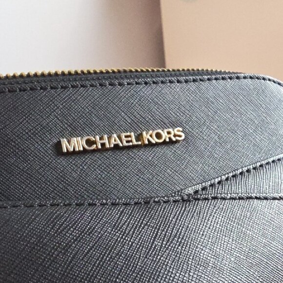 Michael Kors black Jet Set Travel Medium Dome Crossbody Bag envelope - Picture 12 of 12